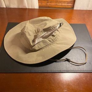 A Columbia fishing hat Size: Small